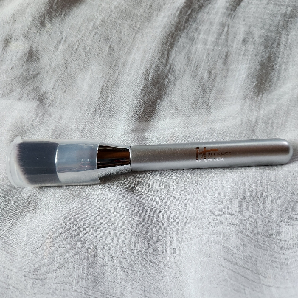It Cosmetics Brush